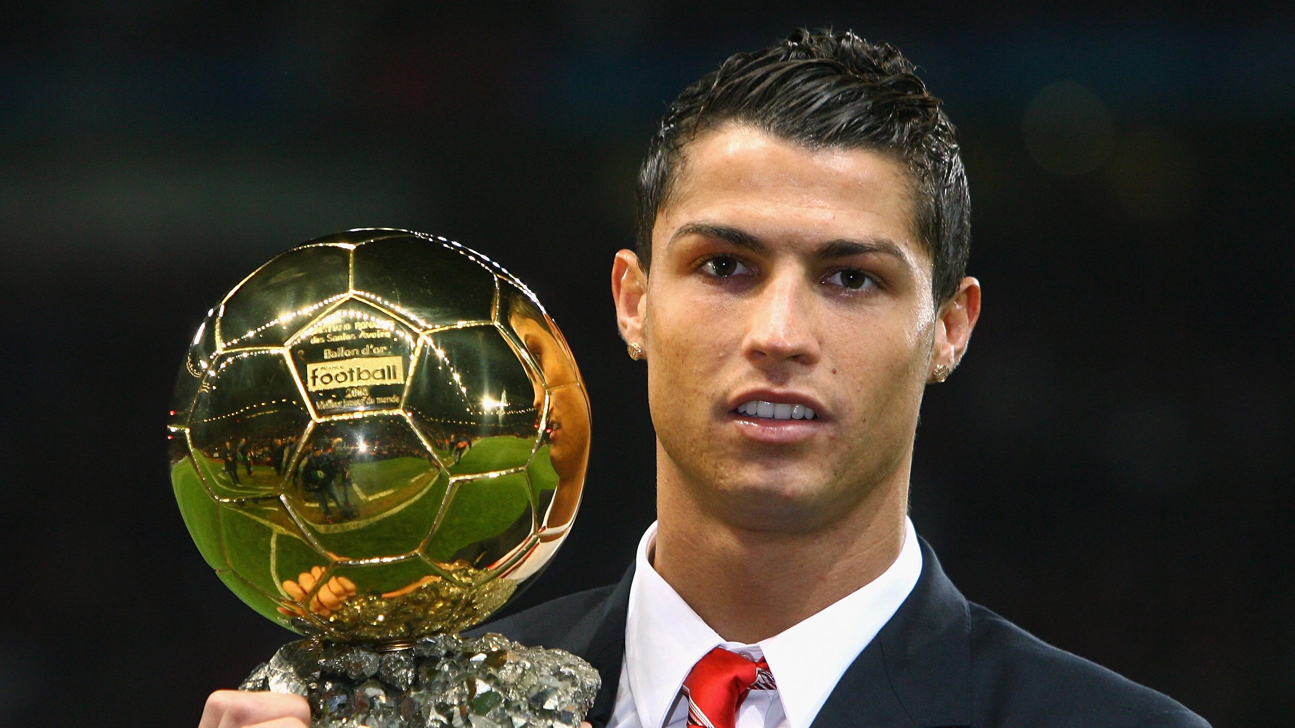 “技术革新首登阵：AI越位与裁判耳机摄像头试用”